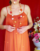 all-groups collier long femme Paulette coloré porté par une femme