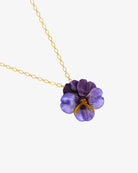 pendentif collier artisanal pour femme élégante, la fleur pensée est violette et raffinée