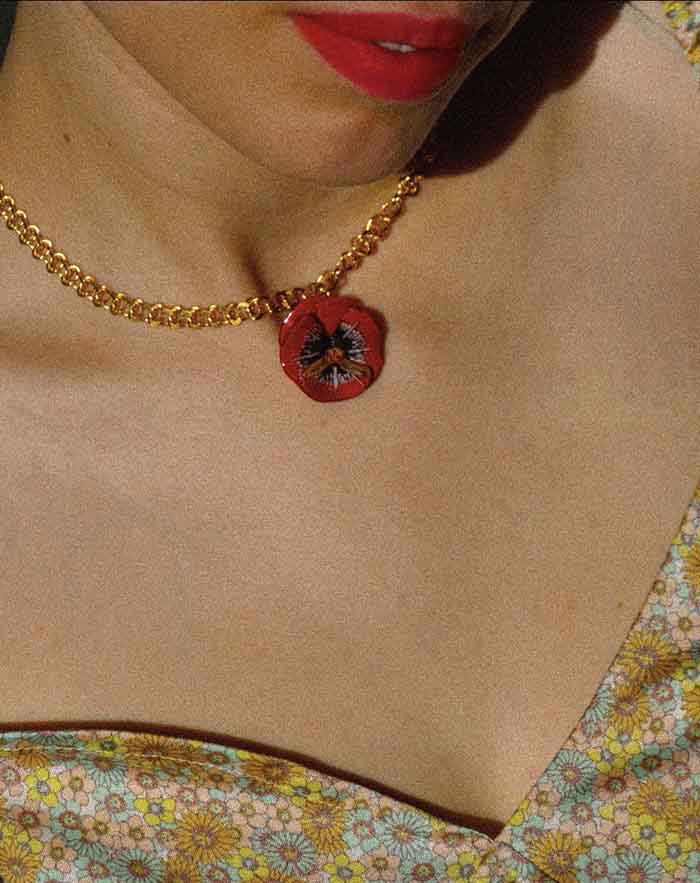 Petit pendentif fantaisie femme fleuri rouge 