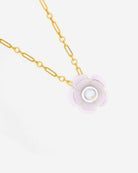 Ce pendentif Mona est un collier fleur blanche fait à la main en France, accompagné de sa chaîne dorée Ciléa Paris.