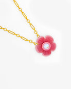 Ce pendentif Mona rose a obtenu sa teinte grâce à la réalisation d'un savoir-faire minutieux de nos artisans bijoutiers Ciléa Paris afin de confectionner ce collier fleur unique.