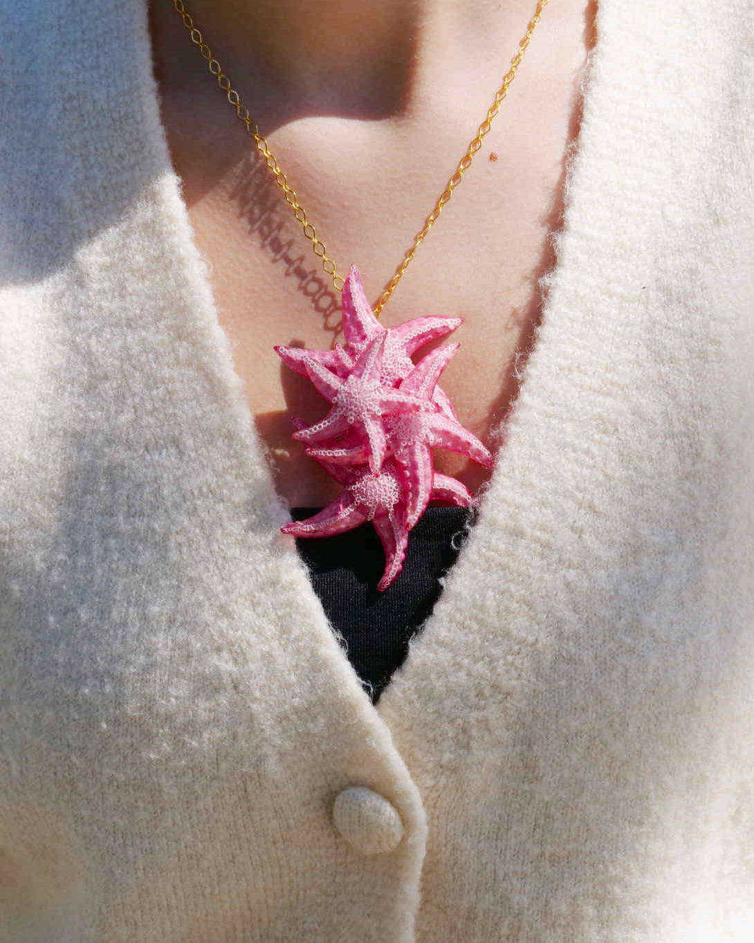 all-groups broche étoile de mer plage rose portée en pendentif