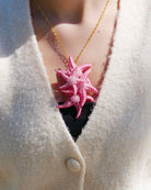 all-groups broche étoile de mer plage rose portée en pendentif