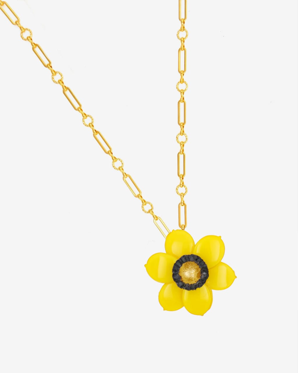 Le pendentif tendance jaune Chloé accompagné de sa chaîne dorée est réalisé en Emaline, notre résine à la fois légère et solide exclusive.