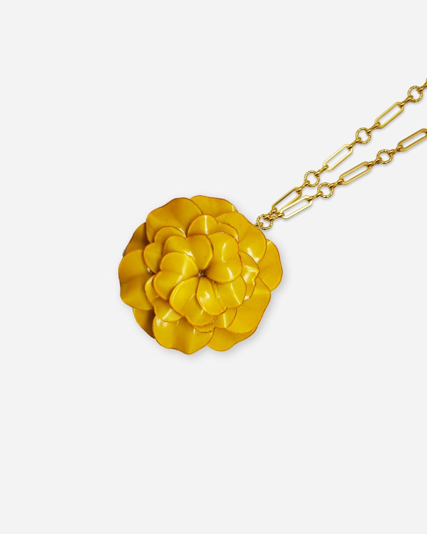 Grand pendentif original de couleur jaune avec chaine 