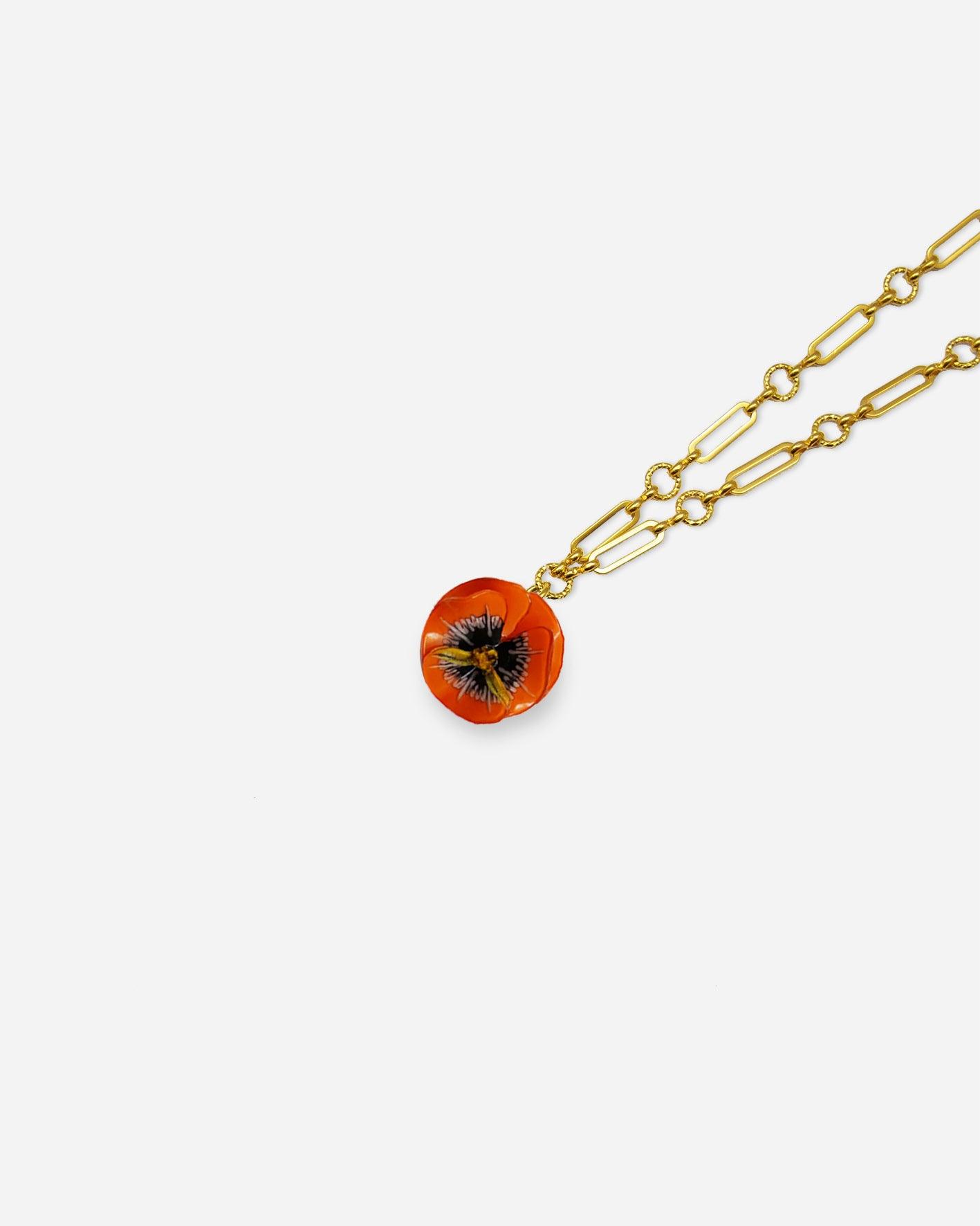 Pendentif femme original orange avec une chaine 