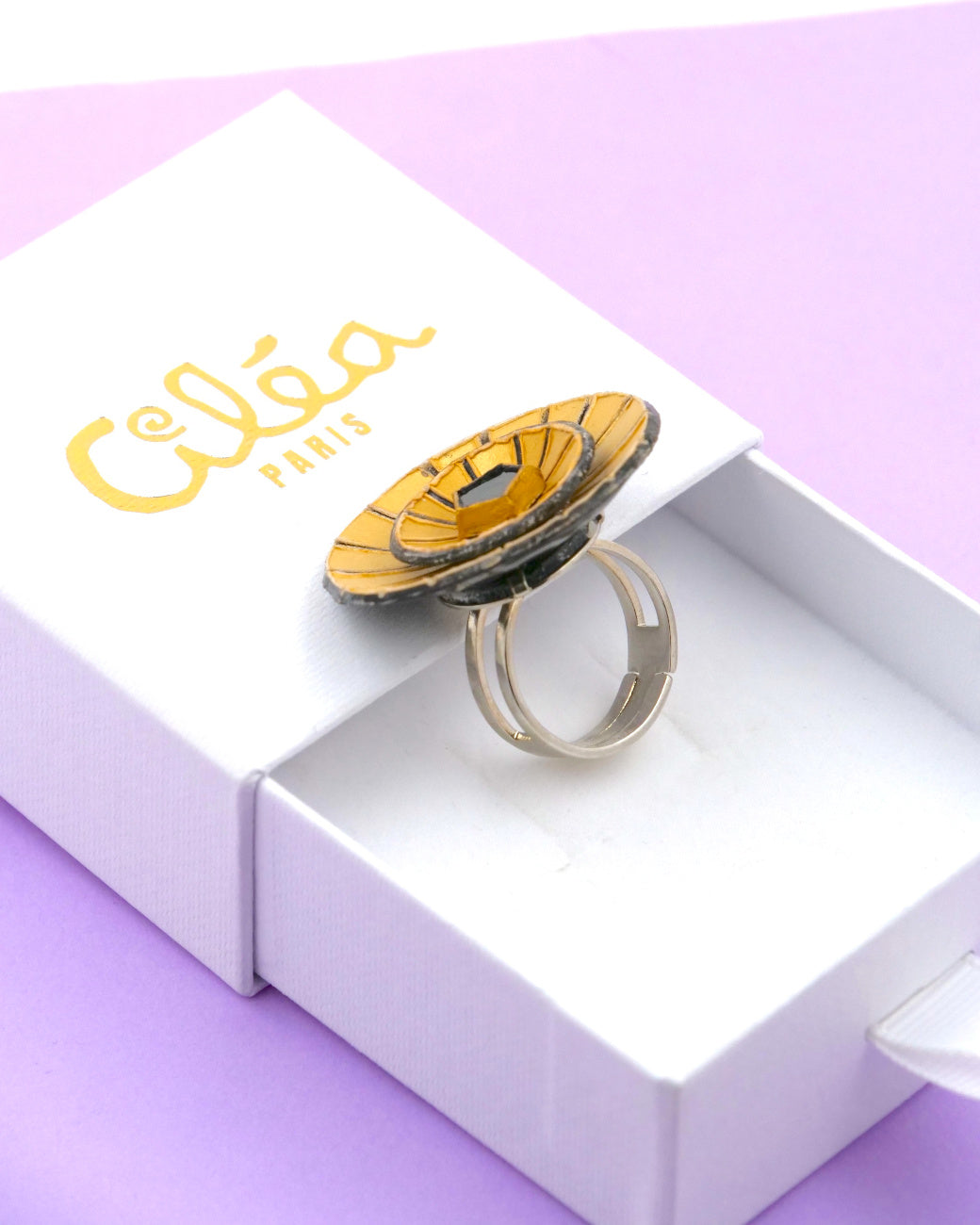 all-groups vidéo avec des mains portant des bagues graphiques colorées