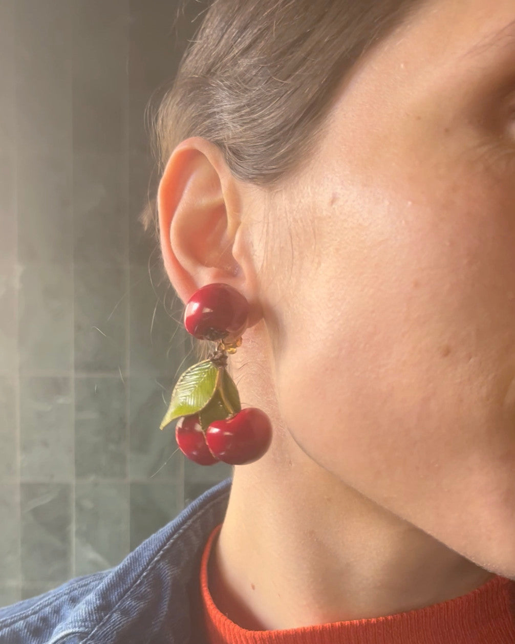 all-groups femme portant une paire de boucles d'oreilles cerises rouge