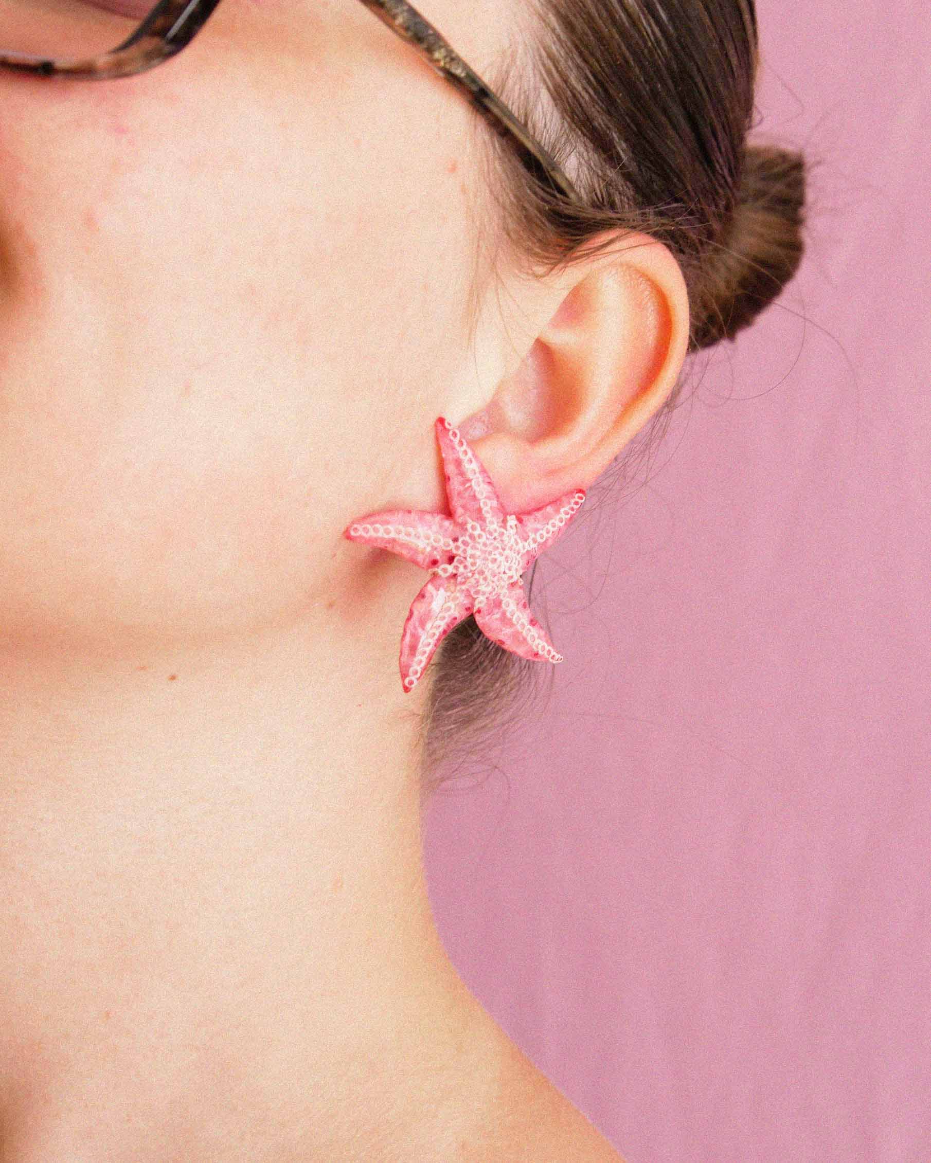 Boucles d'oreilles étoiles de mer roses portées all-groups