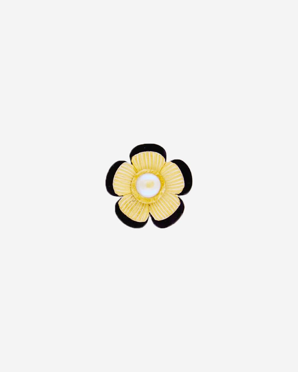 Le pendentif bicolore Mone est conçu pour un collier fleur avec une chaîne dorée délicate par Ciléa Paris.