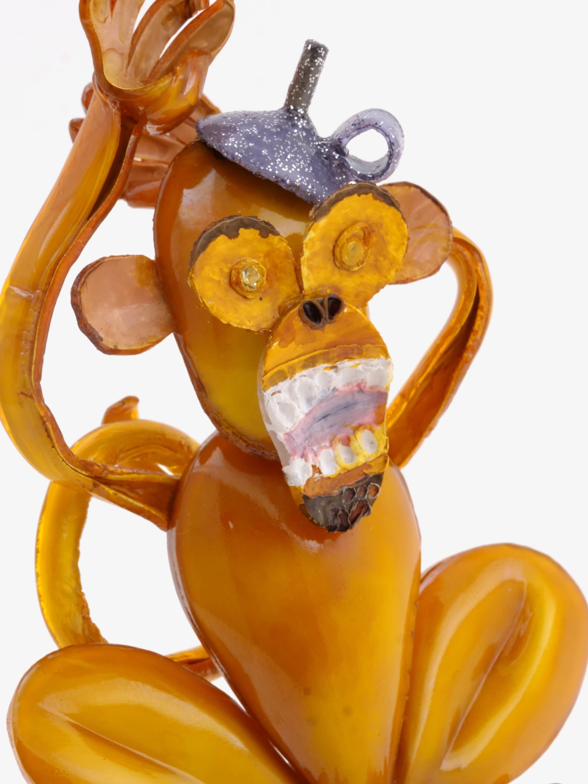 le pion singe incarne le fou de l'echiquier fantaisie Ciléa fabriqué par nos artisans bijoutiers passionnés