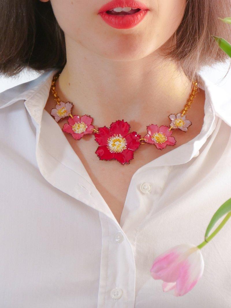 Femme portant un bijou fantaisie collier fleuri rose all-groups