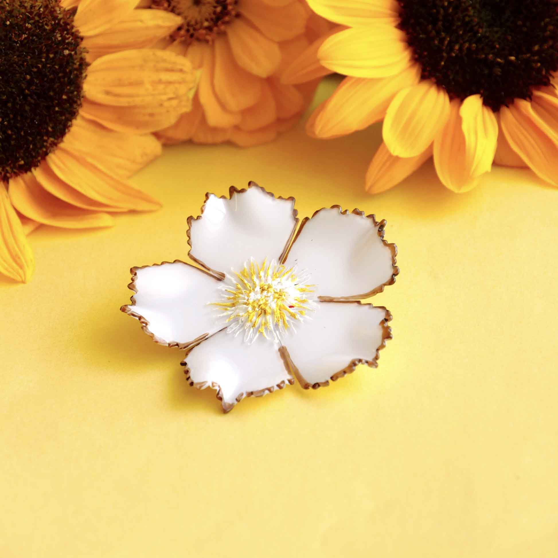 Broche originale fleurie blanche entourée de fleurs