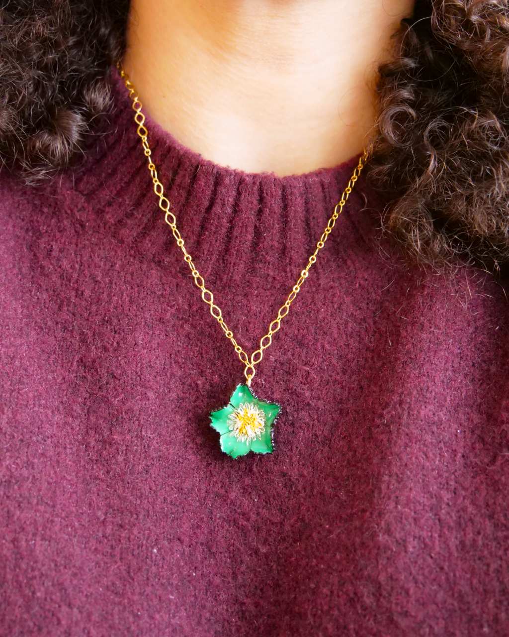 all-groups le pendentif tuba porté par une femme 