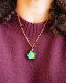 all-groups le pendentif tuba porté par une femme 