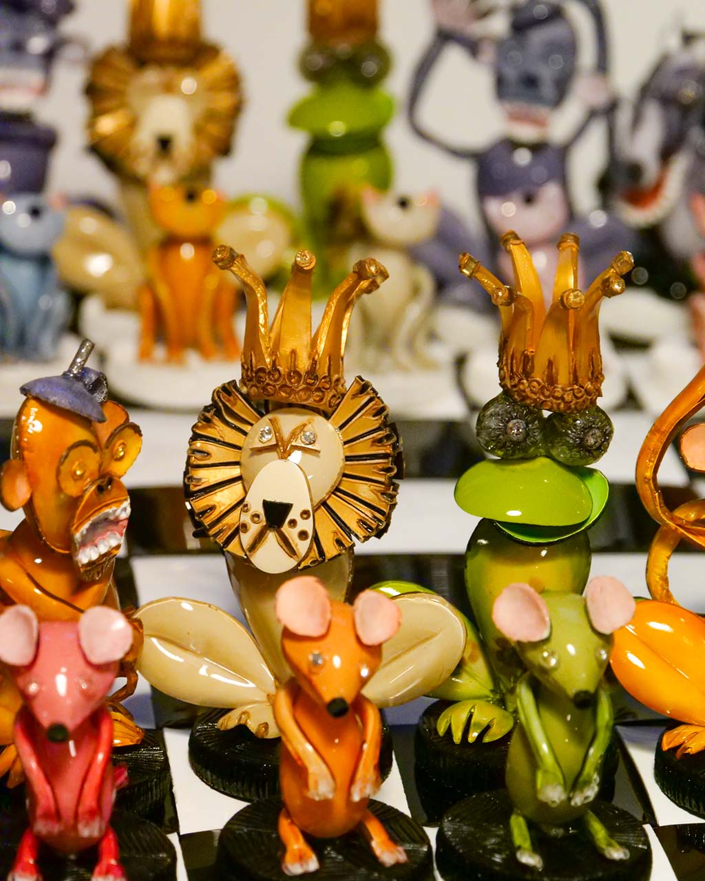 focus sur les pions originaux de l'echiquier fantaisie, lion et grenouille